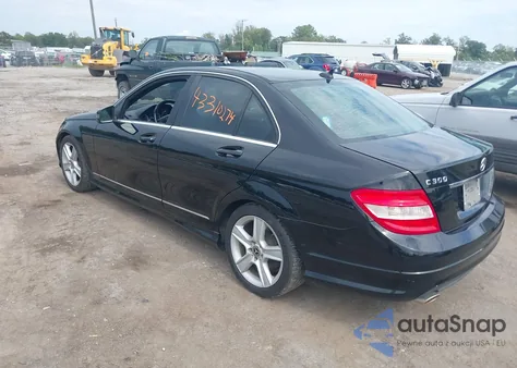 2010 Mercedes-Benz C 300 Luxury/Sport z USA, uszkodzony, nr VIN WDDGF5EB4AR095184